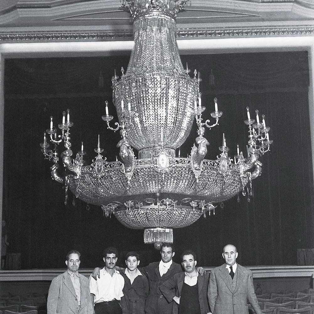 1La làmpara al pati de butaques del teatre quan fou penjada en 1952. El primer de la dreta és l’artista que la dissenyà, Enrique Mariner Saurí. La làmpara al pati de butaques del teatre quan fou penjada en 1952. El primer de la dreta és l'artista que la dissenyà, Enrique Mariner Saurí.